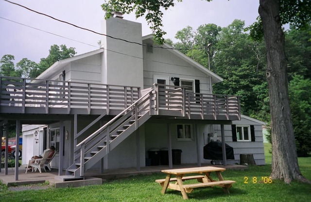 Cottage near lake. Great place to stay and relax!