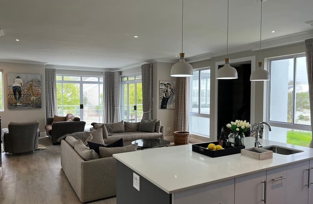 245 on 8th - mountain and sea views, hot tub