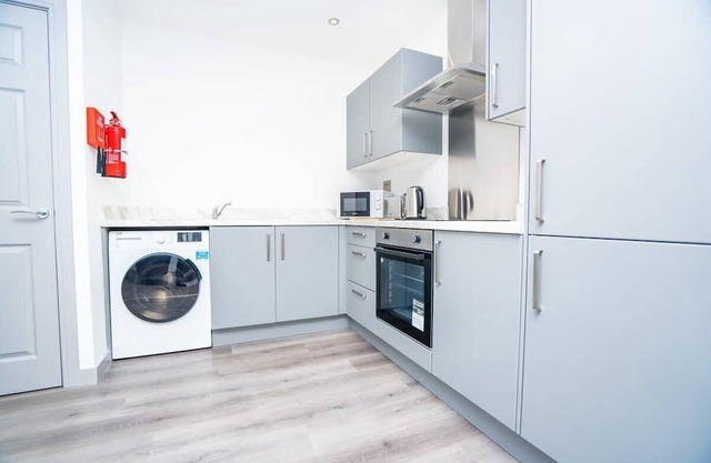 Bright and Modern 1 Bed Apartment in Redditch