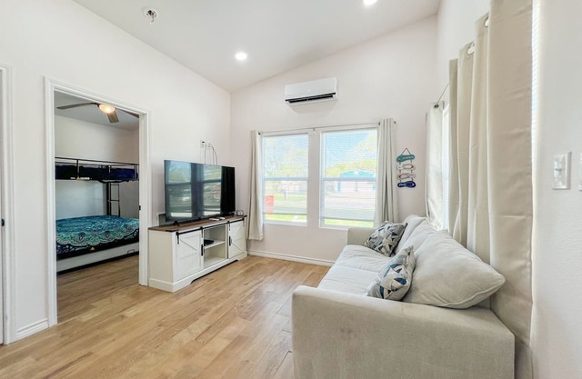 Escape to our TINY & cozy 2 bedroom cabin in Aransas Pass, perfect for families of up to 6