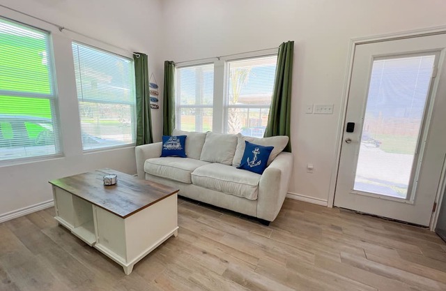 Escape to our cozy 2 bedroom cabin in Aransas Pass, perfect for families of up to 6