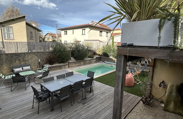 Maison Familiale Avec Piscine Proche de Toutes Commodités à 10 min de Lyon !