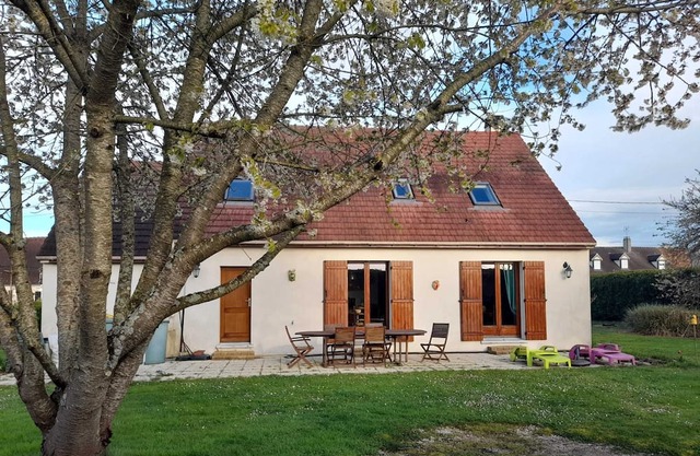 Homerez - Spacious house for 7 ppl. with garden and terrace at Mormant