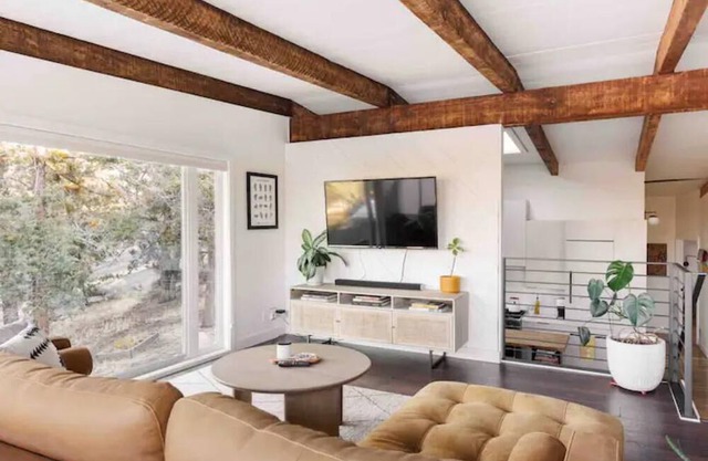 Newly renovated Mid Century Modern getaway in Bend's Midtown District