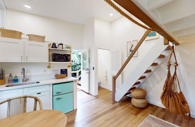 Gorgeous guest suite in great central location with loft, kitchenette, streaming