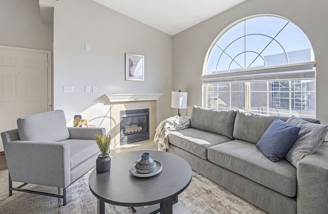 Modern Apartment in Prime Location (ID7793X62)