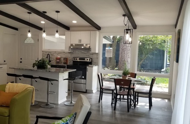 Modern single story bungalow. Central to major attractions-Stadiums, Golf, Zoo