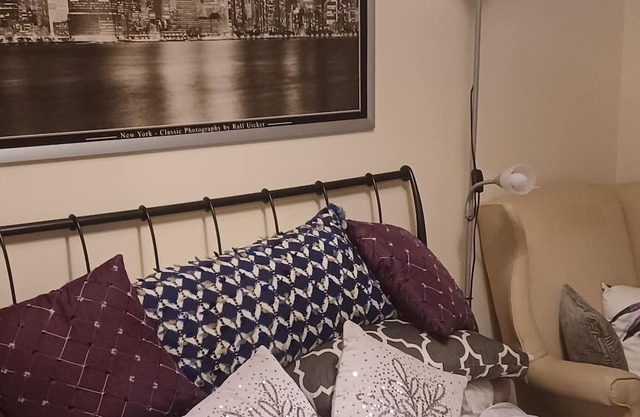 Lovely Quiet double bedroom with private bathroom available in Aylesbury UK