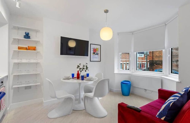 OnPoint -LARGE 3 Bedroom House With Parking!