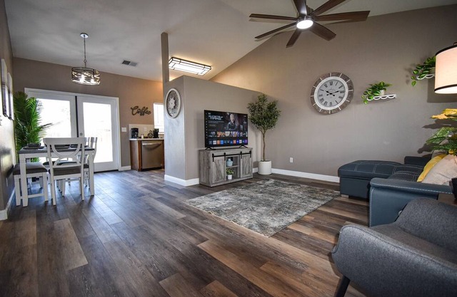 Serene 2 BR Cottage W/ SPA / Game Room / Office