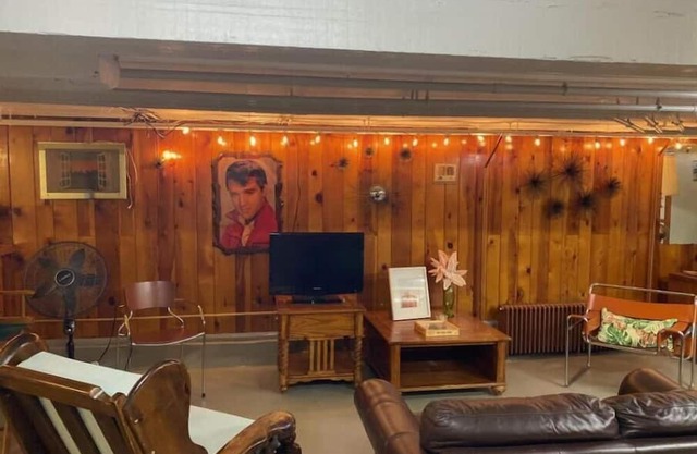 Historic Downtown Troy. Walking distance to Russell sage college, minutes to RPI