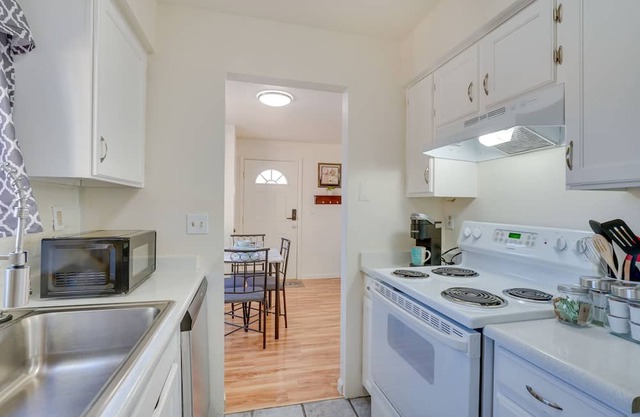 Mountain-view Tucson Condo: 7 Mi to U of A!