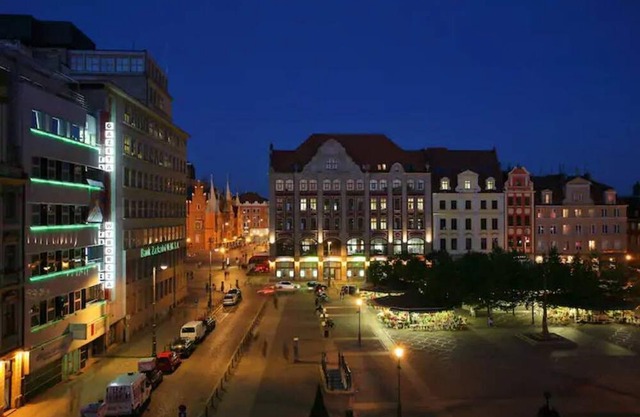 Old Square view. apt up to 8 p. Top Location