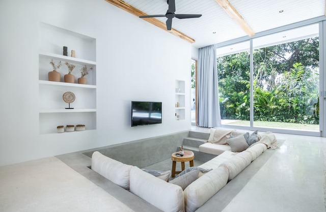 Brand new Luxury 5 br Villa 200m to Brawah Beach