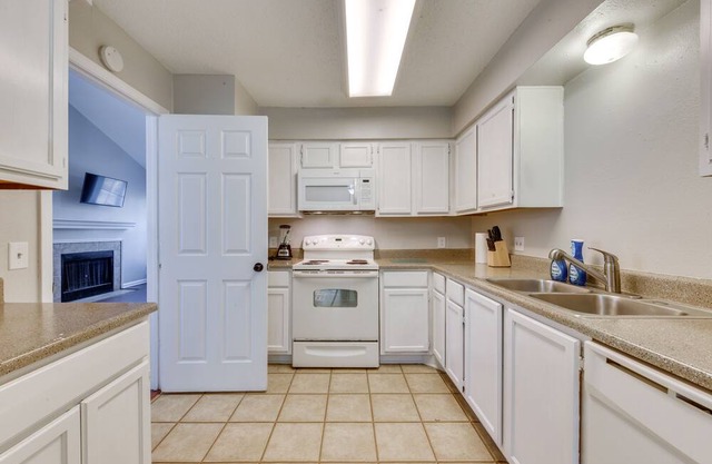 Baton Rouge Condo w/ Pool & Balcony, Near Golfing!