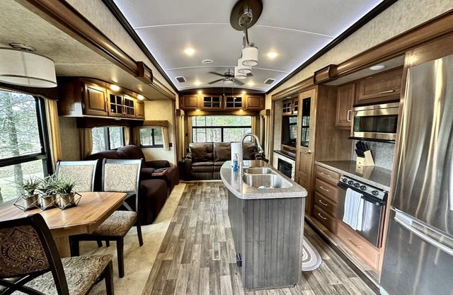 Cozy getaway with lake view. Pet Friendly/Close to Hochatown