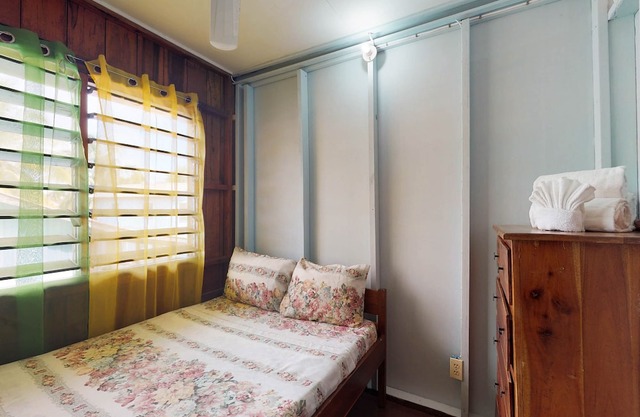 Inviting Renovated Cabana w/ WiFi - Walk to Shops, Restaurants, and the Beach