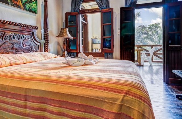 Lovely Suite with Riverfront Location, Pool, WiFi & AC