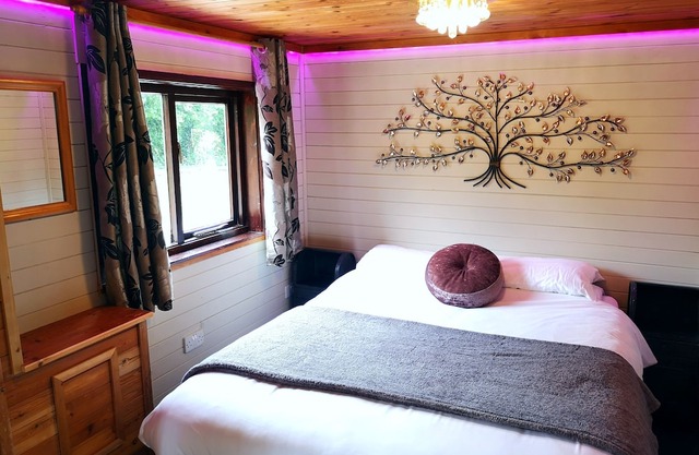 Otter 2 HOT TUB-HuntersMoon- Warminster-Wiltshire-Bristol