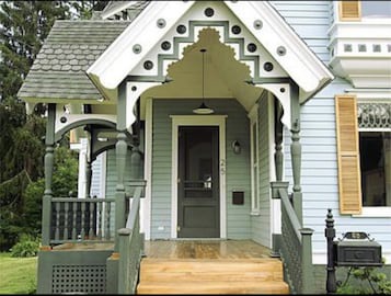 Modern Victorian House W/ HotTub on Main St Delhi