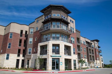 Brand New Condo F.S. 1/1 in Carrollton