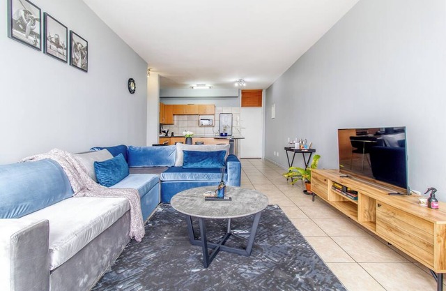 XL King Bed | 10mins to OR Tambo Airport | FREE Parking + Breathtaking Views