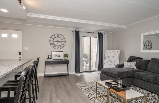 ⚪️ Without Color ⚫️ | Stylish Hilltop | Min to Downtown