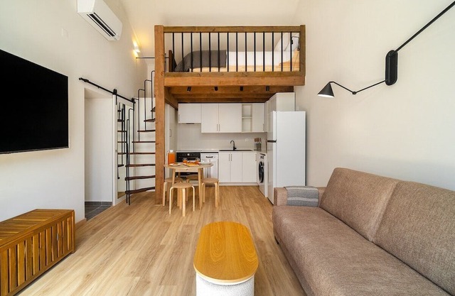 Sunny Studio Stay in Central Oeiras