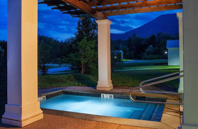 Scenic Golf & Spa Escape with Mountain Views and Trails Nearby