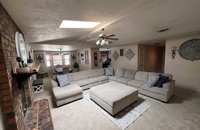 Cozy 3-Bedroom, 2-Bathroom Home with Jet Tub & Massage Chair