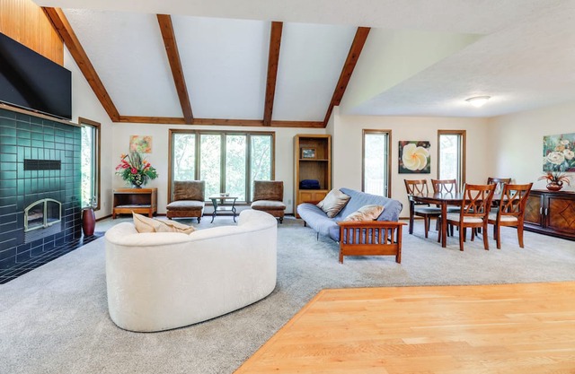 4 Mi to Dtwn Loveland: Private Retreat w/Decks