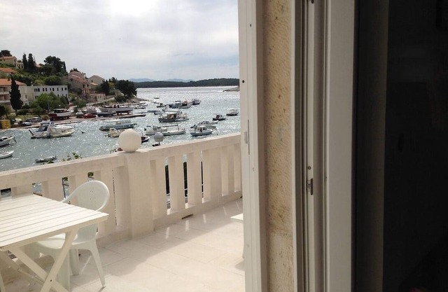 One bedroom apartment with terrace and sea view Hvar (A-24926-b)