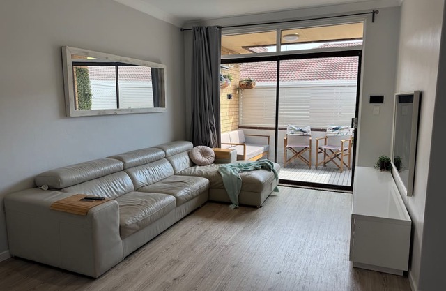 Convenient 3BR Oatley apartment 30 mins train to Sydney CBD, Beaches