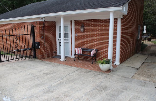 Charming and spacious guesthouse in the lovely hills of Manchester, Georgia.