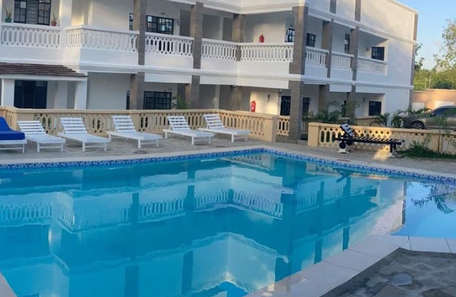 Pamito’s Sunny Paradise–14 Min walk to beach, nature trails, and shopping mall.