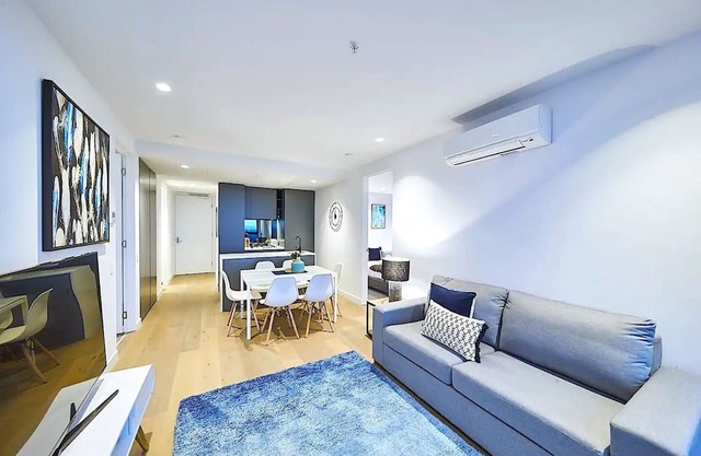 Amazing city views from level 74 apartment: Free parking, pool, gym, and balcony