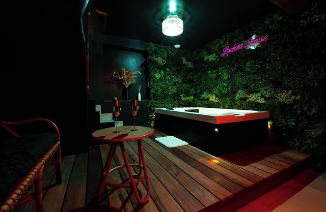 Passion and mystery: a night in a love room and a game of riddles