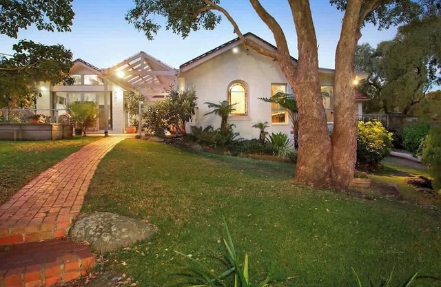 Serene & Classic Family Retreat by the Yarra