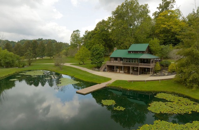 16 Guests | Ponds | Hot Tub | Game Room | Trails in Sarahsville