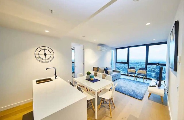 3 Bedroom Apartment w/Pool, Gym, Balcony, Parking & City Views on Level 69