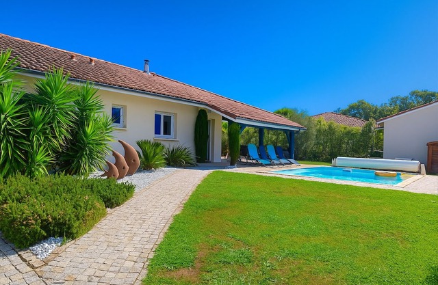 At rest between sea and mountains