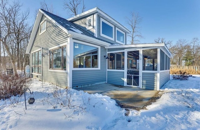 Cozy Riverfront Cottage w/Kayaks & Fire Pit – Near Madison & Milwaukee