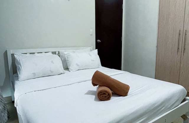 Chic 1BR Getaway with Twin Balcony Charm