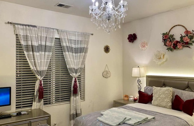 585 Abby room 3 charming,spacious,cozy quite peaceful