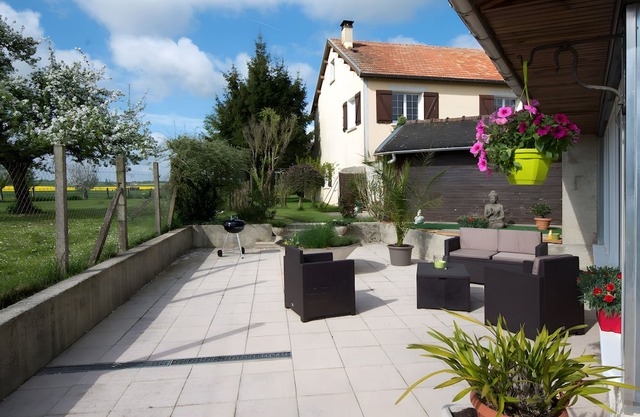 “Home Away from Home” Cottage in Champagne