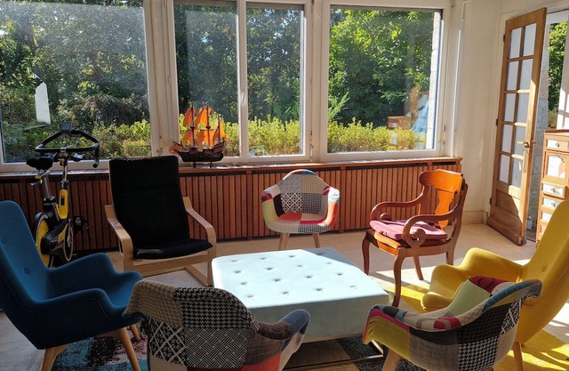 large house on wooded grounds, close to the sea, private tennis court; piano