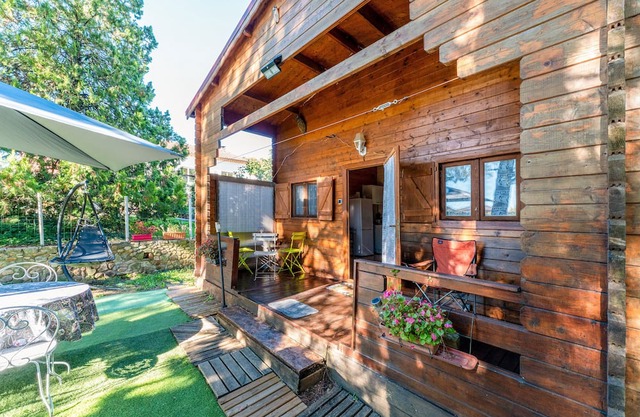 Chalet "Gîte" with Private Pool, Wi-Fi, and Air Conditioning