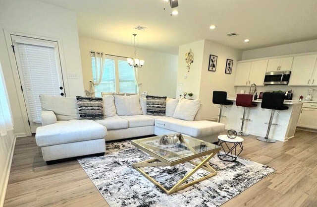 The Tigers Pathway House near LSU Stadium - BC1034