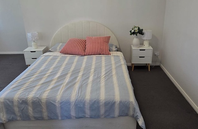 Luxurious new 5 bedroom house and Double garage