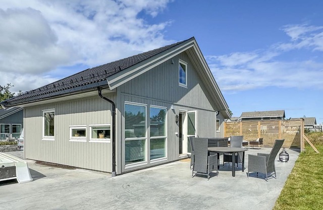 4 bedroom lovely home in Færvik